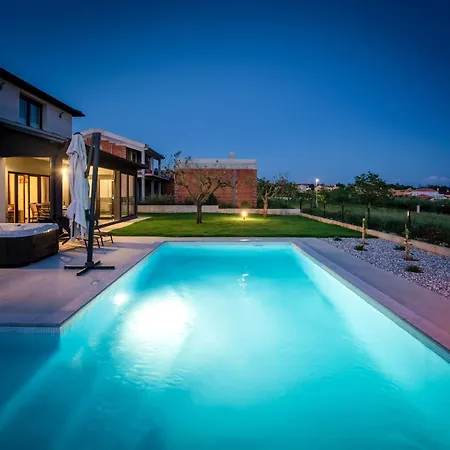 Jasminka Mit Pool Und Jacuzzi *