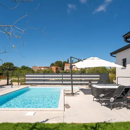 Jasminka Mit Pool Und Jacuzzi *
